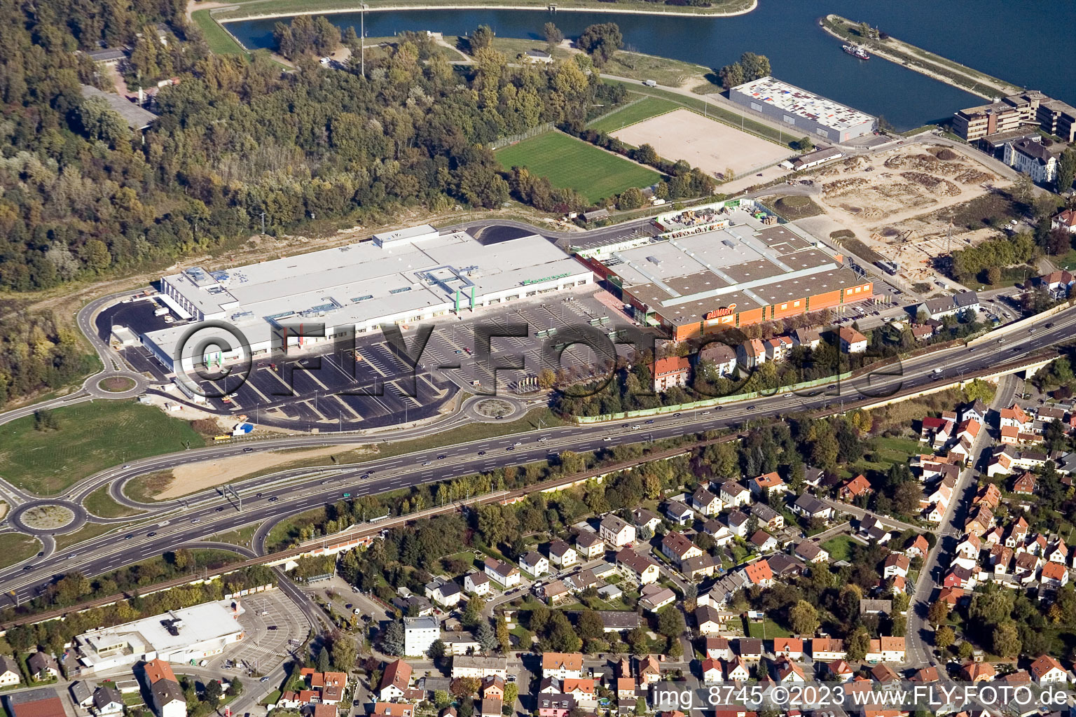 Aerial view of Maximiliancenter retail park in Wörth-Maximiliansau in the district Maximiliansau in Wörth am Rhein in the state Rhineland-Palatinate, Germany