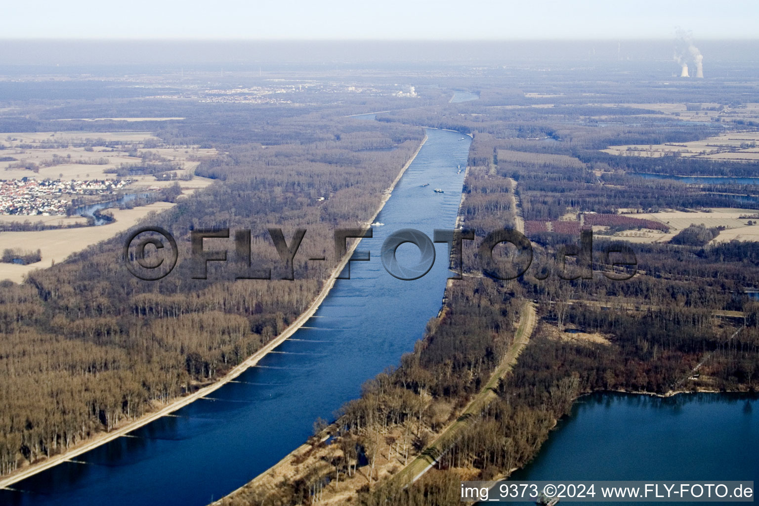 Rhine between Leimersheim and Eggenstein in Leimersheim in the state Rhineland-Palatinate, Germany