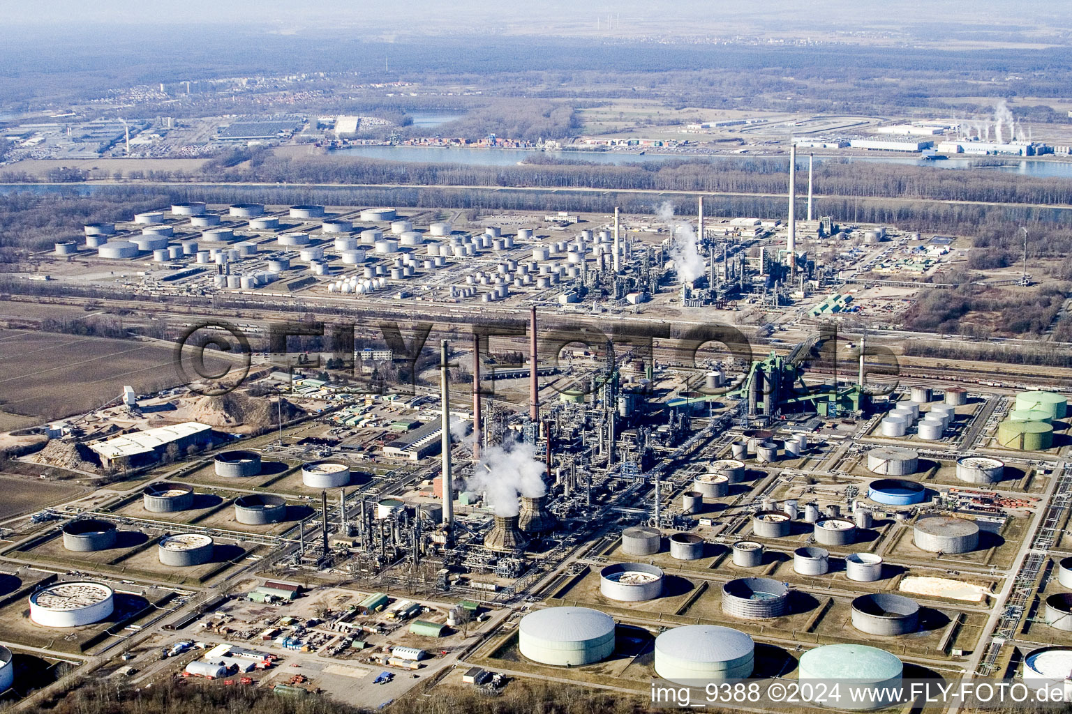 Bird's eye view of Refineries N of Knielingen in the district Knielingen in Karlsruhe in the state Baden-Wuerttemberg, Germany