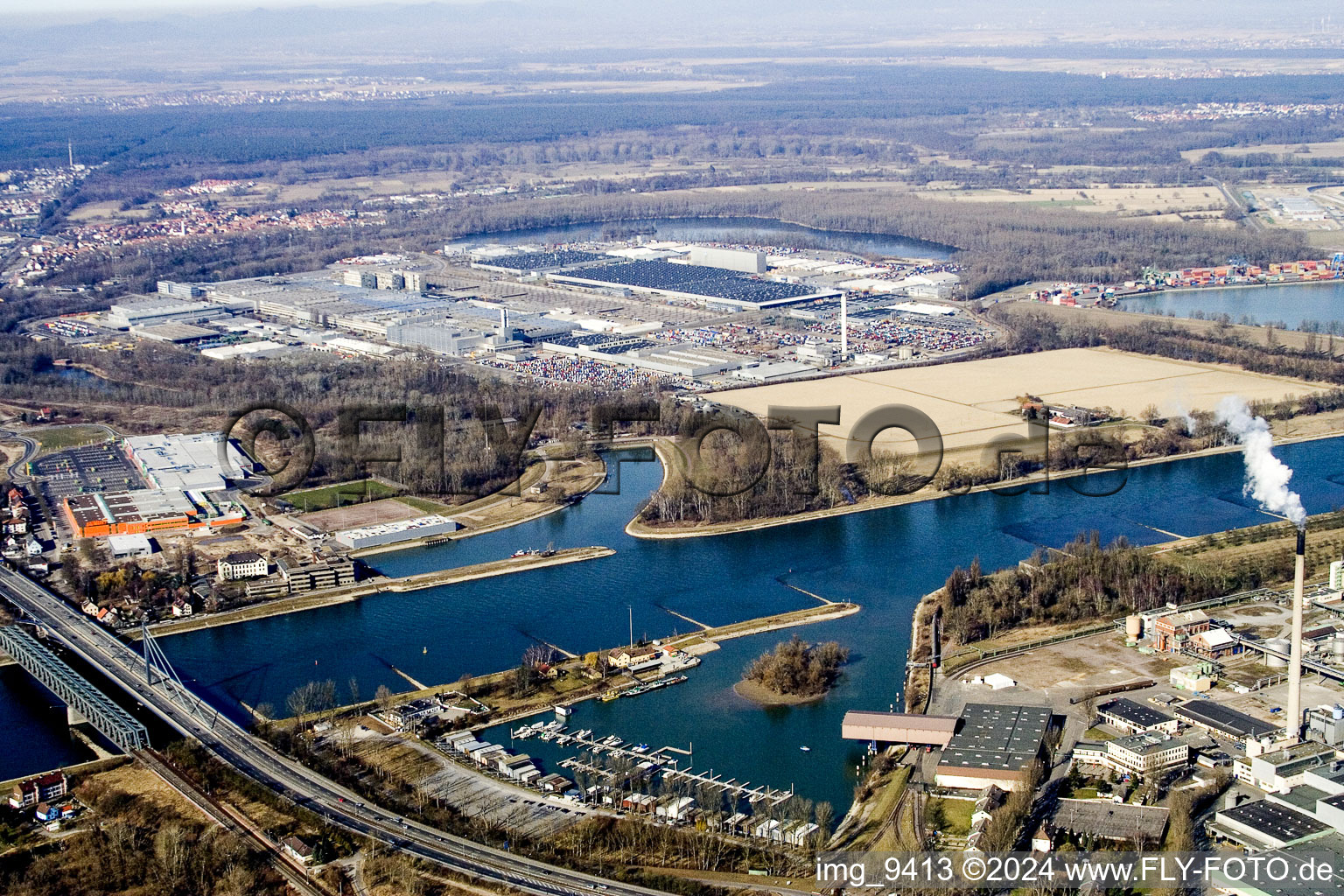 Aerial photograpy of Daimler from the East in the district Maximiliansau in Wörth am Rhein in the state Rhineland-Palatinate, Germany