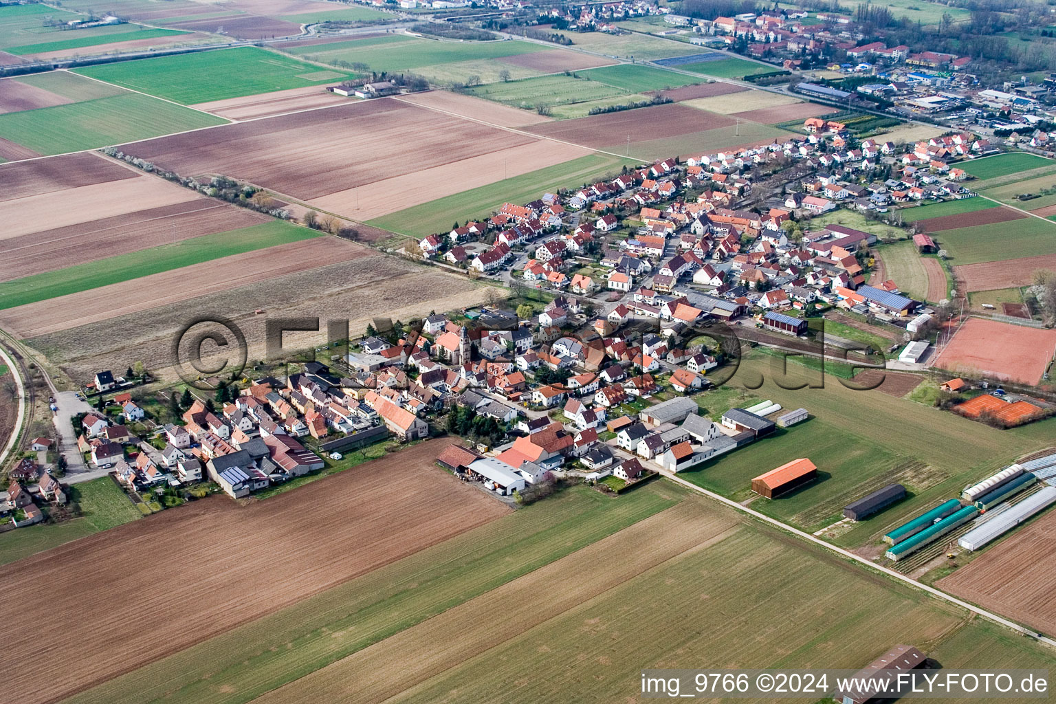 From the southeast in the district Mörlheim in Landau in der Pfalz in the state Rhineland-Palatinate, Germany