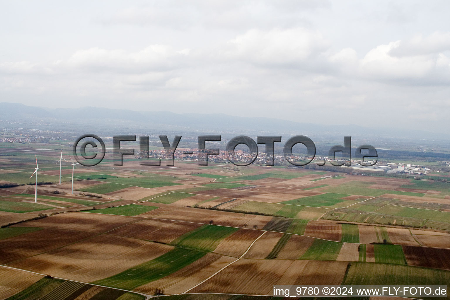 From the southeast in the district Offenbach in Offenbach an der Queich in the state Rhineland-Palatinate, Germany out of the air