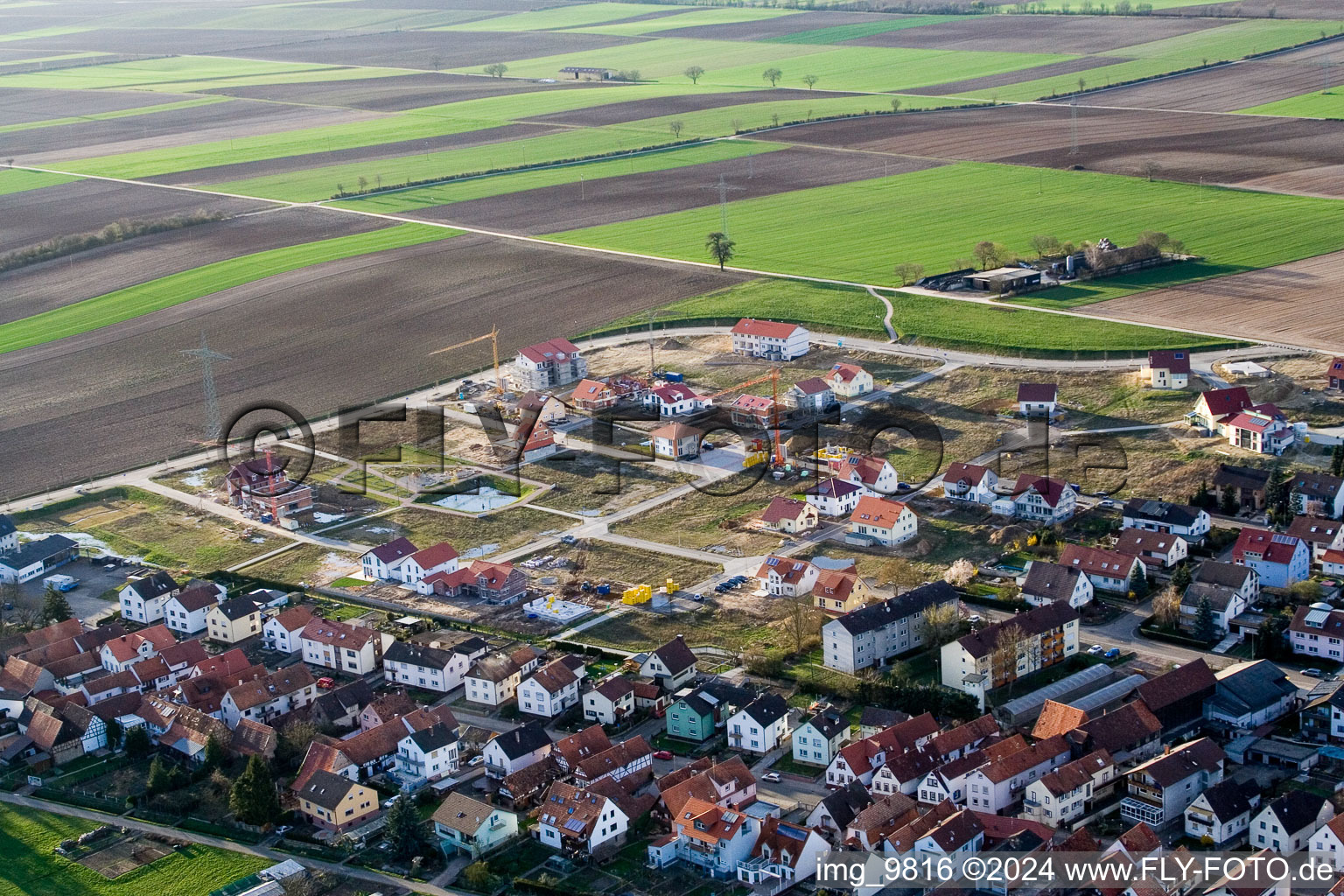 Construction sites for new construction residential area of detached housing estate Am Hoehenweg in Kandel in the state Rhineland-Palatinate from the plane