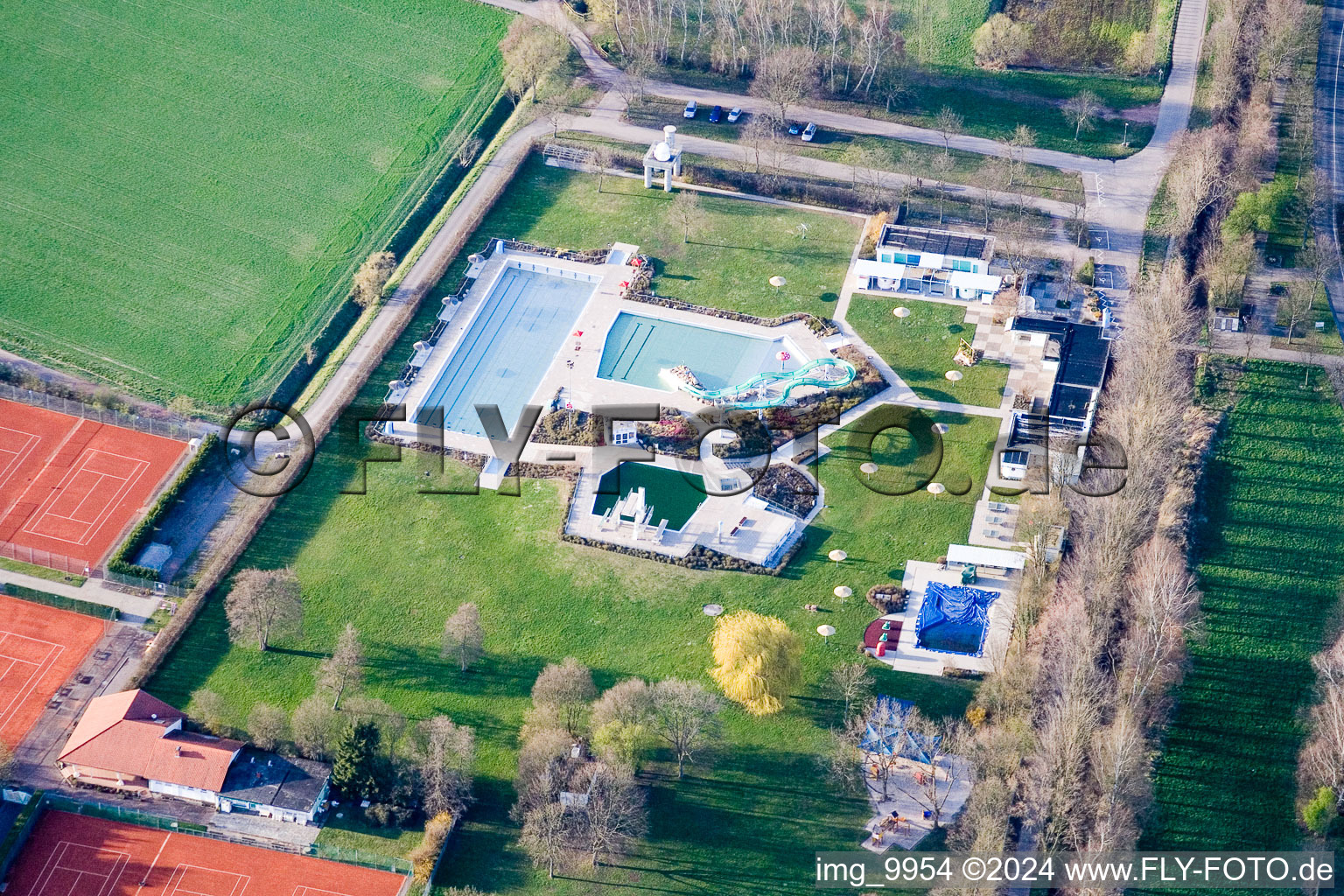 Swimming pool of the Schwimmpark Bellheim in the district Sondernheim in Bellheim in the state Rhineland-Palatinate