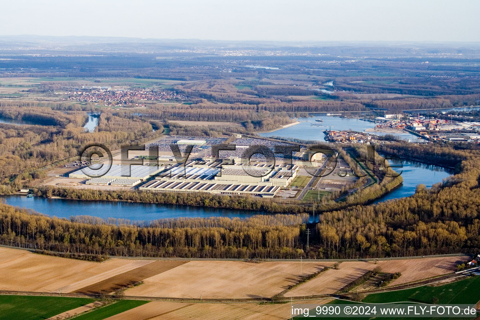 Building complex and distribution center on the site of Daimler AG Global Logistic Center on a harbour island in Germersheim in the state Rhineland-Palatinate