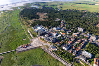 Aerial view of Experience bath with water children's slide, swimming hall and outdoor swimming pool in the district Saint Peter's bath in Saint Peter-Ording in the federal state Schleswig-Holstein