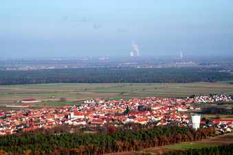 From the southwest in Hatzenbühl in the state Rhineland-Palatinate, Germany