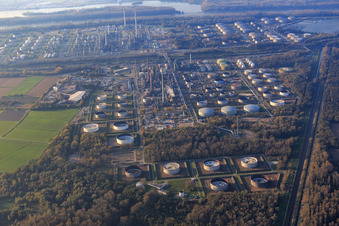 Tanks and production facilities of the Upper Rhine mineral oil refinery on the main collecting canal in the district Knielingen in Karlsruhe in the state Baden-Wuerttemberg, Germany