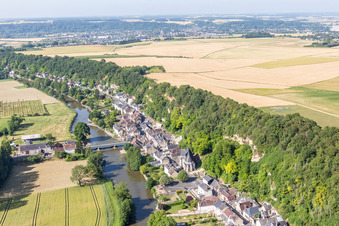 River - bridge construction ueber den Loir in Les Roches-l'Eveque in Centre-Val de Loire, France