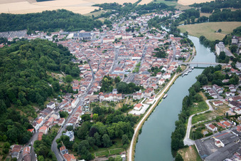Oblique view of Village on the river bank areas der Meuse in Saint-Mihiel in Grand Est, France