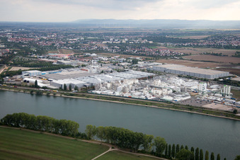 Industrial area N from the east in Worms in the state Rhineland-Palatinate, Germany from above