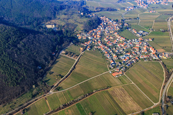 Wine-growing town on the edge of the Haardt from the south in Gleisweiler in the state Rhineland-Palatinate, Germany