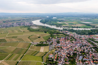 Town on the banks of the river of the Rhine river in Oppenheim in the state Rhineland-Palatinate, Germany