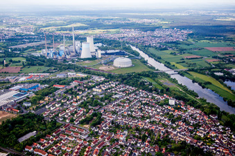 Town on the banks of the river of Main before Kraftwerk Staudinger in the district Grossauheim in Hanau in the state Hesse, Germany