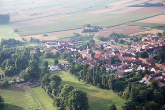 Bird's eye view of District Mühlhofen in Billigheim-Ingenheim in the state Rhineland-Palatinate, Germany