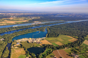 Quarry lake on the Rhine of VOGEL-BAU GmbH - asphalt mixing plant and gravel plant Ottenheim in the district Ottenheim in Schwanau in the state Baden-Wuerttemberg, Germany