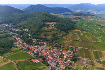 Wine-growing village at the foot of the Haardtrand from the south in Leinsweiler in the state Rhineland-Palatinate, Germany