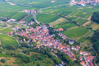 Wine-growing village at the foot of the Haardtrand from the northwest in Leinsweiler in the state Rhineland-Palatinate, Germany