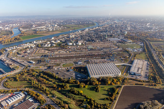 Building and production halls on the premises of the chemical manufacturers BASF (nothern door 15 at cargo rail terminal) in Ludwigshafen am Rhein in the state Rhineland-Palatinate, Germany