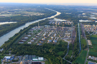 Mineral oil refinery Upper Rhine MIRO on the banks of the Rhine from the south in the district Knielingen in Karlsruhe in the state Baden-Wuerttemberg, Germany