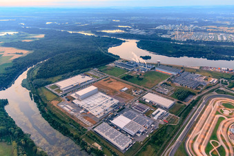 Aerial view of Wörth-Oberwald industrial area from the west with Daimler Truck EVZ, Papierfabrik Palm GmbH & Co. KG | Plant Wörth am Rhein and NUSS Group in Wörth am Rhein in the state Rhineland-Palatinate, Germany