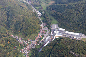 Aerial photograpy of Building and production halls on the premises of Kartonfabrik Buchmann GmbH in the district Sarnstall in Annweiler am Trifels in the state Rhineland-Palatinate, Germany
