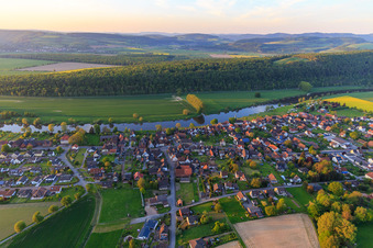 Village view on the Weser bank from the south in Heinsen in the state Lower Saxony, Germany