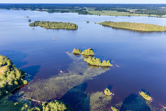 Islands in Lake Åsnen near Skäggalösa in Småland in Skäggalösa in the state Kronoberg, Sweden