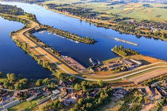 Oortkatener Hafen with Uwe Habekost boat storage and shipyard Marine Service Brandt GmbH in the district Ochsenwerder in Hamburg in the state Hamburg, Germany