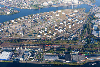 Mineral oil - elevated tank farm of the Shell Technology Centre Hamburg on the Süderelbe behind the DB Schenker logistics center in the district Wilhelmsburg in Hamburg in the state Hamburg, Germany