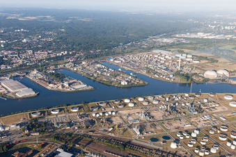 Quays and ship moorings at the harbor basins of Seaport 2 to 4 on the Southern Elbe in the district Wilhelmsburg in Hamburg in the state Hamburg, Germany