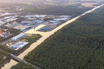 Quays and ship moorings at the harbor basin of Hafen Lüneburg GmbH on the Elbe Lateral Canal in the district Ebensberg in Lüneburg in the state Lower Saxony, Germany