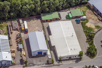 Aerial view of Am Gäxwald industrial area with Nunnenmann GmbH printing company and BETSCH vehicle technology - workshop & car rental in Herxheim bei Landau in the state Rhineland-Palatinate, Germany