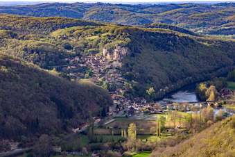 Chateau de Castelnaud-la Chapelle above the Dordogne Bridge in Castelnaud-la-Chapelle in the state Dordogne, France
