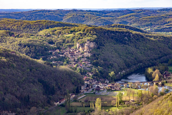 Aerial view of Chateau de Castelnaud-la Chapelle above the Dordogne Bridge in Castelnaud-la-Chapelle in the state Dordogne, France