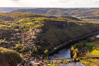 Oblique view of Chateau de Castelnaud-la Chapelle above the Dordogne Bridge in Castelnaud-la-Chapelle in the state Dordogne, France