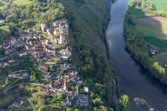Chateau de Castelnaud-la Chapelle above the Dordogne Bridge in Castelnaud-la-Chapelle in the state Dordogne, France seen from above