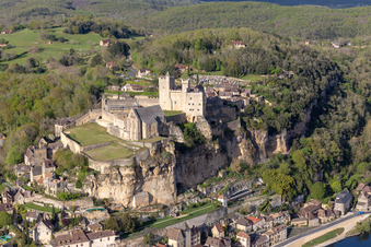 Château de Beynac in Beynac-et-Cazenac in the state Dordogne, France seen from above