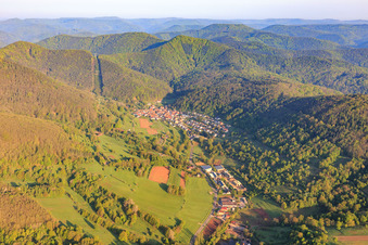 From the east in the district Gräfenhausen in Annweiler am Trifels in the state Rhineland-Palatinate, Germany