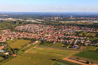From the north in Lingenfeld in the state Rhineland-Palatinate, Germany