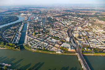Residential area of the multi-family house settlement on Rheinpromenade - Rheinallee in Ludwigshafen am Rhein in the state Rhineland-Palatinate, Germany