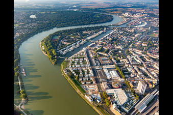 Oblique view of Residential area of the multi-family house settlement on Rheinpromenade - Rheinallee in Ludwigshafen am Rhein in the state Rhineland-Palatinate, Germany
