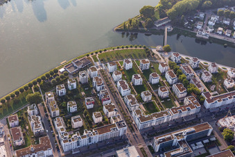 Residential area of the multi-family house settlement on Rheinpromenade - Rheinallee in Ludwigshafen am Rhein in the state Rhineland-Palatinate, Germany from above