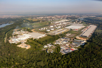 Technical facilities in the industrial area with Interpneu Handelsgesellschaft mbH - Reifen Logistikzentrum, Lidl Vertriebs GmbH & Co KG SPE, Contargo, TanQuid, Saint-Gobain Isover G+H AG, Vital Fleisch GmbH and Lauras Girls Bordell in Speyer in Speyer in the state Rhineland-Palatinate, Germany