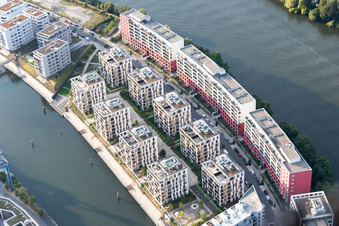 Oblique view of Residential area of the multi-family house settlement auf of the Hafeninsel in Offenbach am Main in the state Hesse, Germany