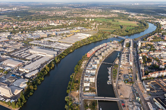 Residential area of the multi-family house settlement auf of the Hafeninsel in Offenbach am Main in the state Hesse, Germany from above