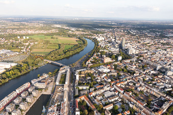 Bird's eye view of Residential area of the multi-family house settlement auf of the Hafeninsel in Offenbach am Main in the state Hesse, Germany