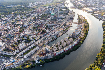 Drone recording of Residential area of the multi-family house settlement auf of the Hafeninsel in Offenbach am Main in the state Hesse, Germany