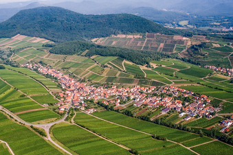 Wine-growing town on the edge of the Haardt from the east in Ranschbach in the state Rhineland-Palatinate, Germany
