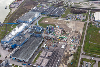 Bird's eye view of Construction of the new gas- hydrogen-power plant at paer mill Papierfabrik Palm GmbH & Co. KG in the district Industriegebiet Woerth-Oberwald in Woerth am Rhein in the state Rhineland-Palatinate